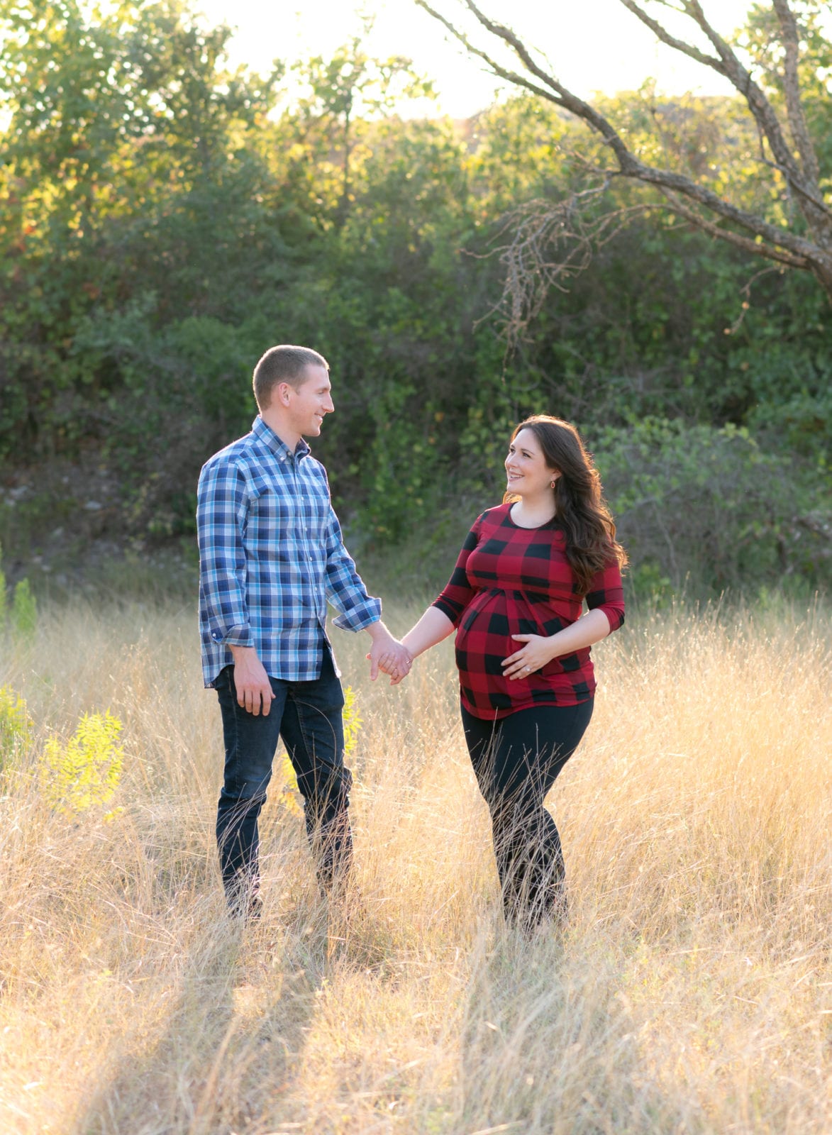 Maternity session in a field by Hello Photography