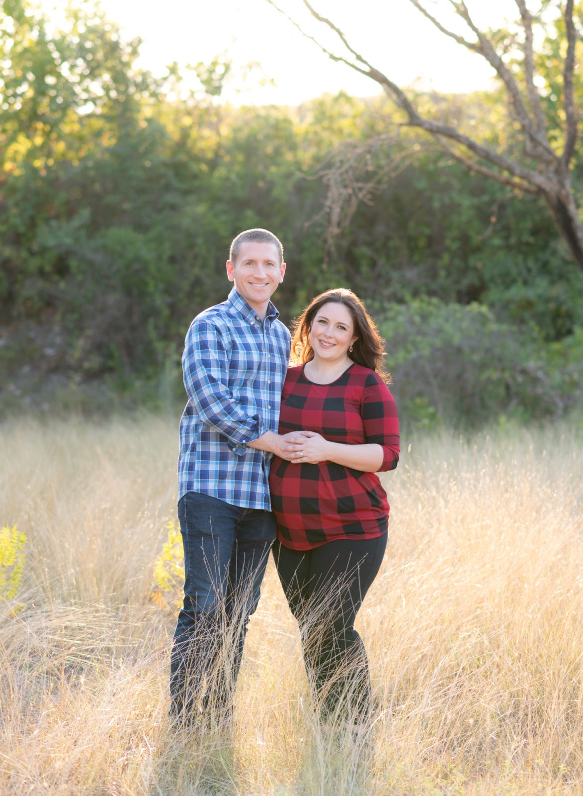 Maternity session in a field by Hello Photography
