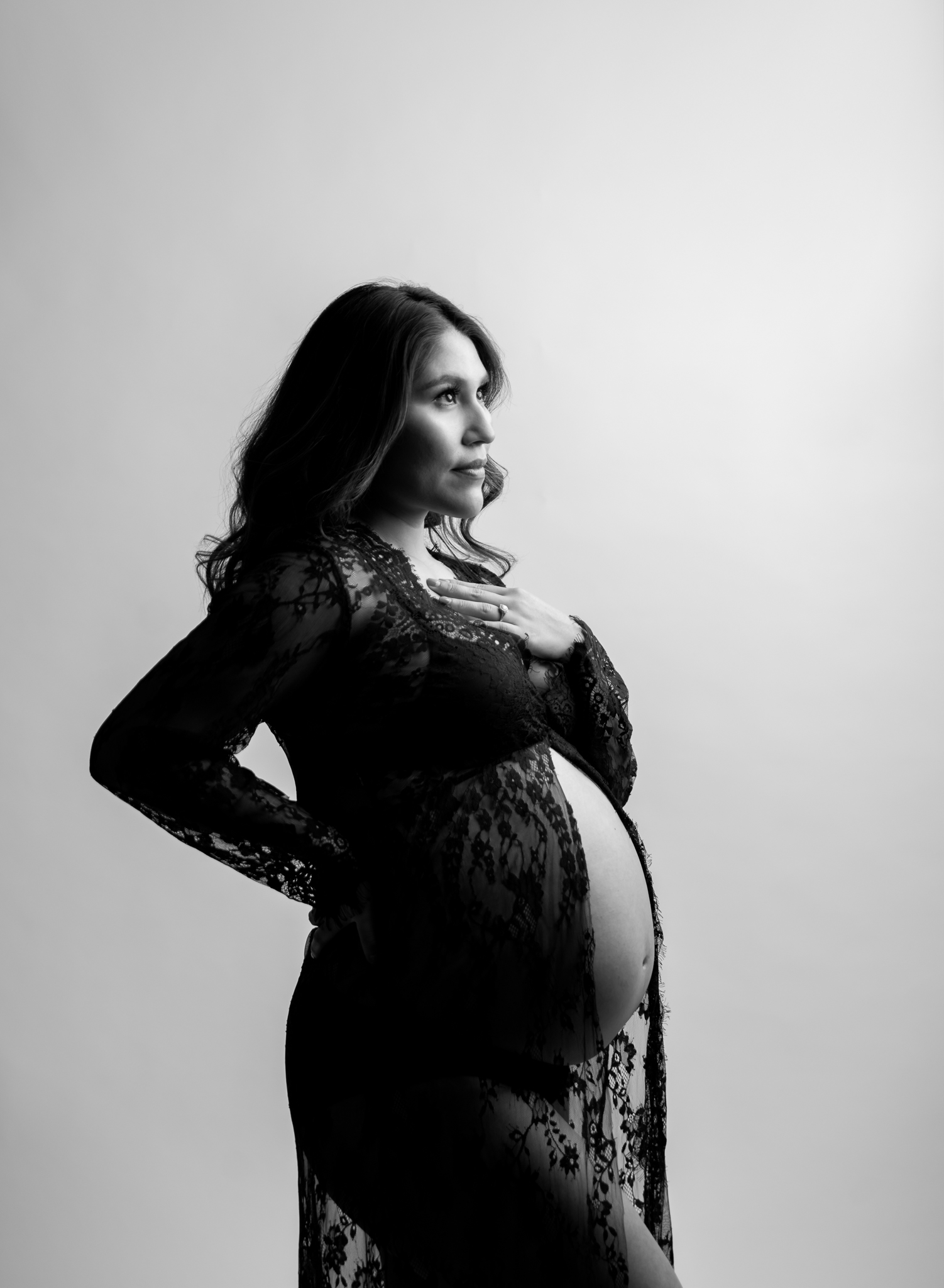 black and white maternity picture