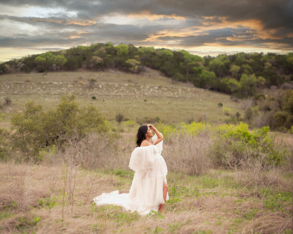 outdoor maternity photos Bertram Texas rolling hills Balcones Canyonlands white gown